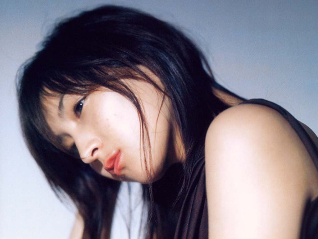 http://www.showwallpaper.com/wallpapercenter/Japanese_Star/Ryoko_Hirosue/Ryoko_Hirosue_040018.jpg